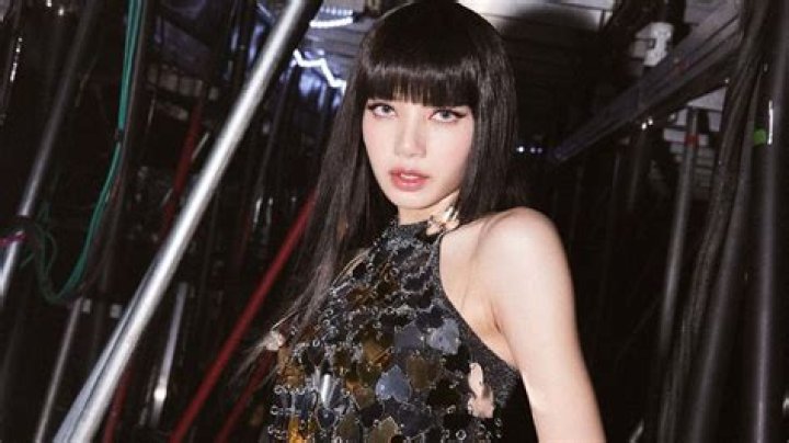 
BLINKS trends “Lisa Leave YG” as BLACKPINK’s Lisa has reportedly been offered $81 Million USD to leave YG Entertainment 