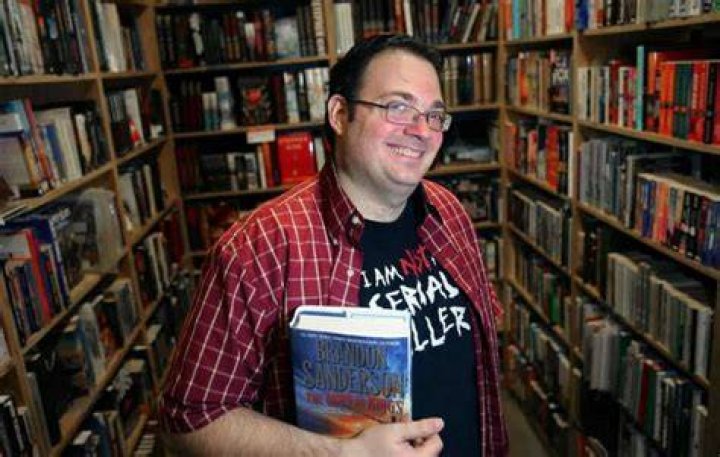 Brandon Sanderson Height, Weight, Net Worth, Age, Birthday, Wikipedia, Who, Nationality, Biography