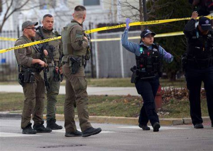 
Chicago police officer shot and killed while responding to domestic call: officials 