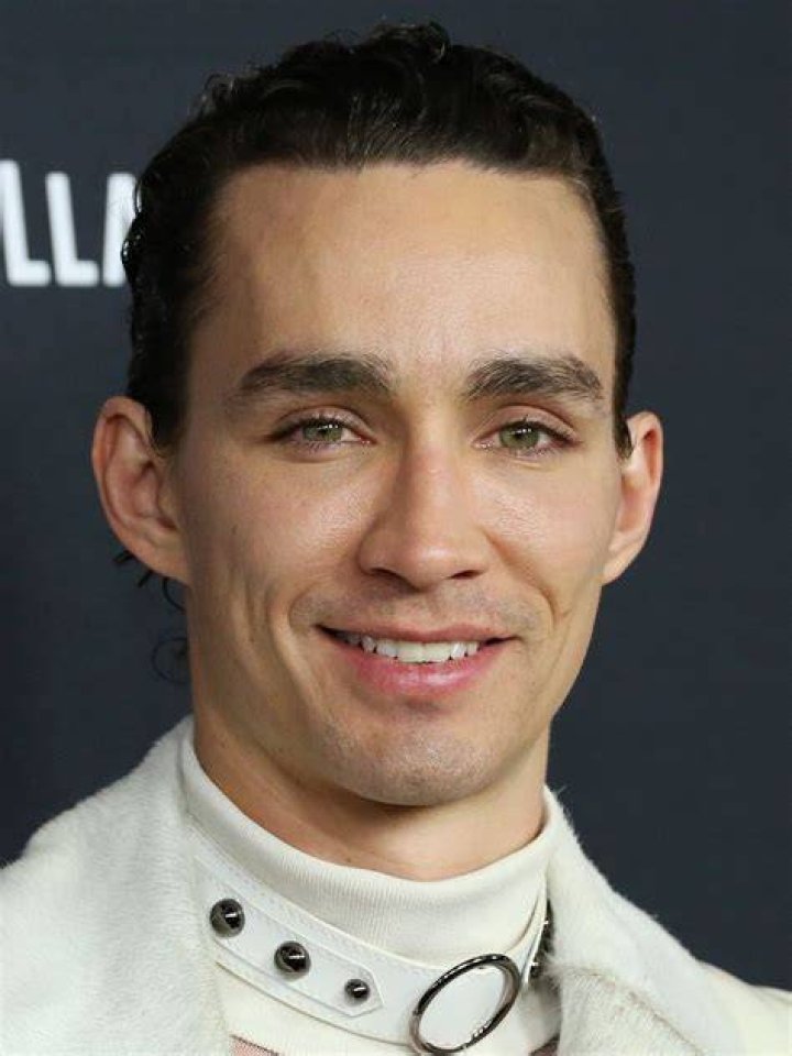 
Does Robert Sheehan Fake An American Accent? The Umbrella Academy Actor’s Acting Skills Explained 