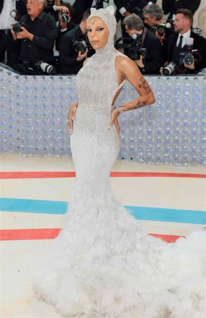
Doja Cat vapes at Met Gala red carpet 2023, video goes viral 