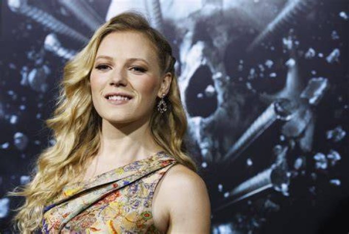 Emma Bell (Frozen) Biography: Age, Height, Husband, Net Worth