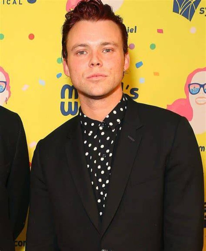 How tall is Ashton Irwin? Height, Age, Girlfriend, Eyes, Hairs, Bio
