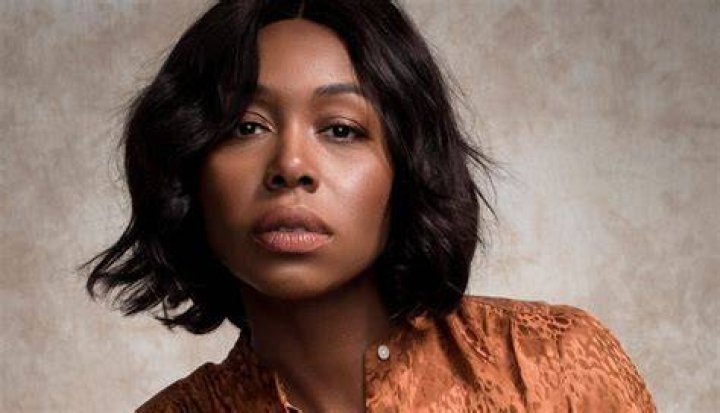 Is Amanda Warren Married? Her Bio, Age, Husband, Son, Height and Net worth