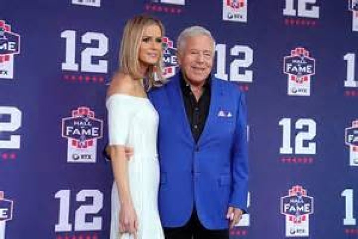 
Is Patriots Owner Robert Kraft Girlfriend Pregnant? Meet 47-Year-Old Dana Blumberg 