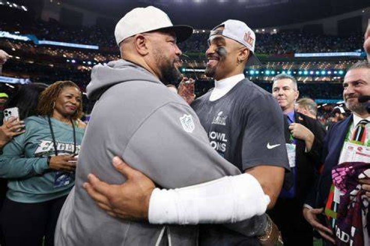 
Jalen Hurts Dad Averion Hurts Was His Coach Growing Up, Prodigal Son Returns Home On Thursday Night Football 