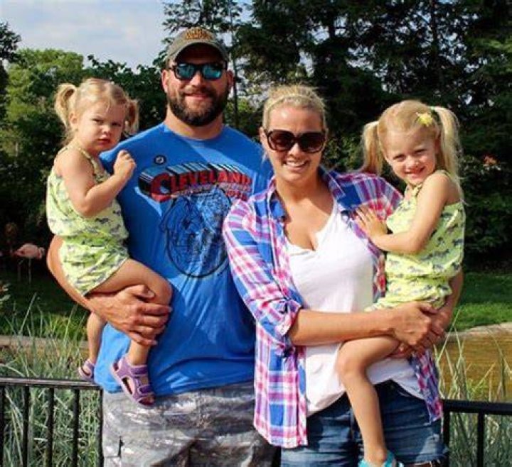 
Joe Thomas is Married to Wife: Annie Thomas. Kids. 