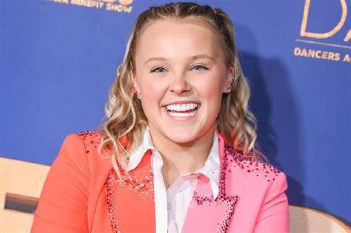 
JoJo Siwa Shows Off Toned Body After Focusing on ‘Physical Health’ in 2022: ‘Sweated and Sweated’ 