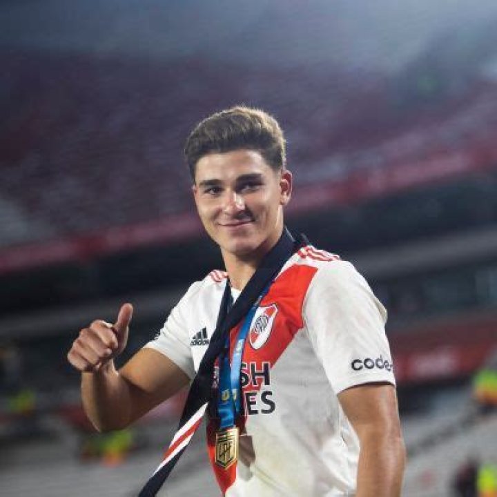 
Julian Alvarez Was Rumored To Be Dating Luciana Salazar 