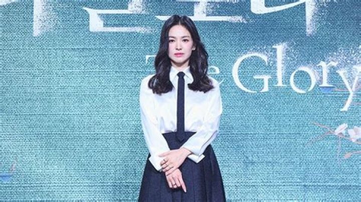 
“Leave her alone”: Fans defend Song Hye-kyo from malicious comments about her age at The Glory press conference 