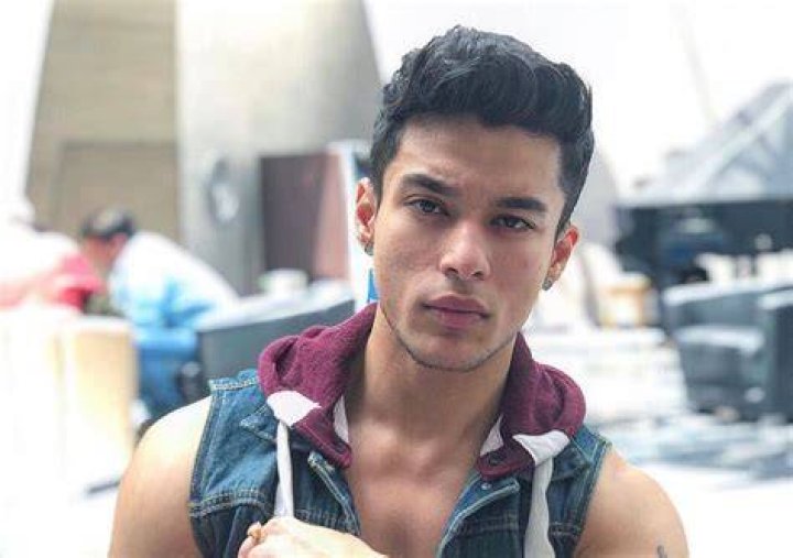 
Pratik Sehajpal Height, Weight, Net Worth, Age, Birthday, Wikipedia, Who, Nationality, Biography 
