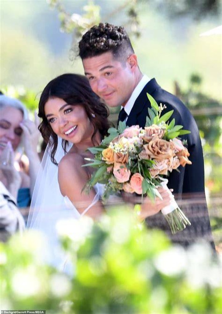 
Sarah Hyland And Wells Adams Are Married 