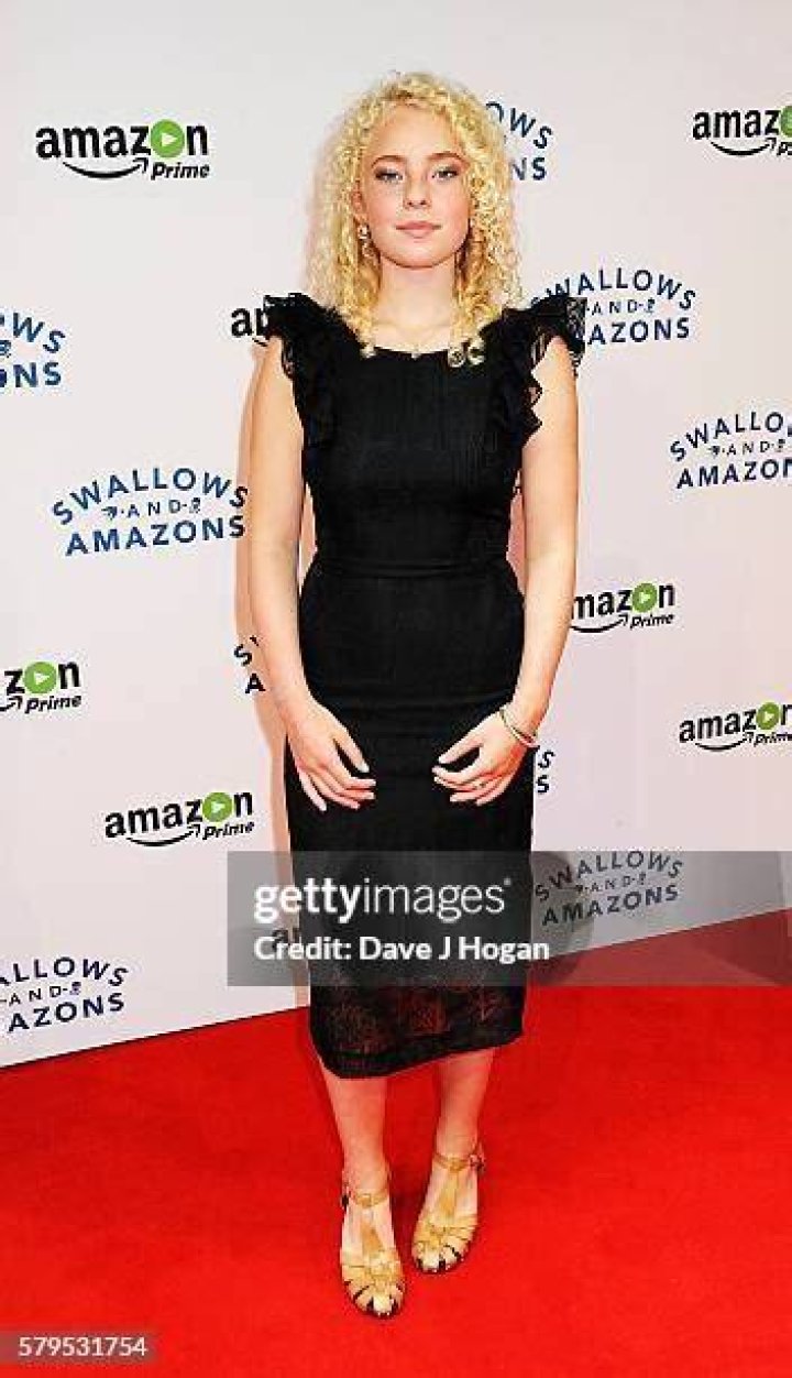  Seren Hawkes