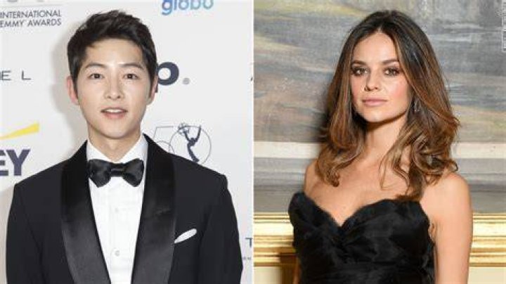 
Song Joong-ki Confirms Marriage to Katy Louise Saunders, Announces Wife’s Pregnancy 
