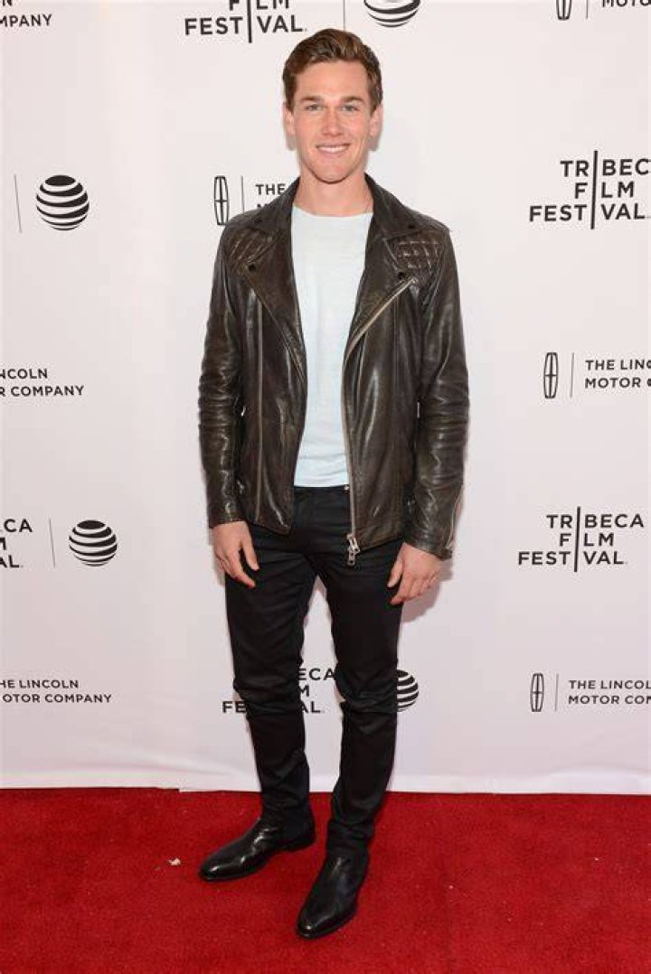 Taylor John Smith Height, Weight, Net Worth, Age, Birthday, Wikipedia, Who, Nationality, Biography