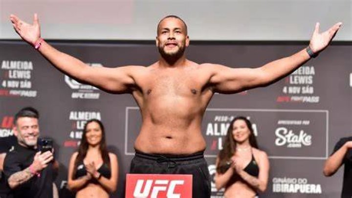 
UFC Fighter Rodrigo Nascimento Is An Amazing Dad To His Daughter 