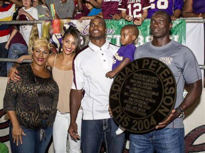 
Who are Adrian Petersons Parents? Adrian Peterson Biography, Parents Name, Nationality and More 