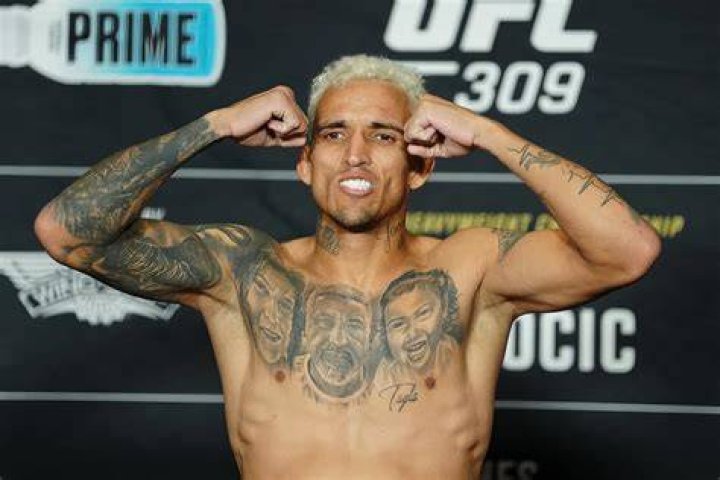 
Who Are Charles Oliveira Parents? UFC Fighter Mother Ozana Is Popular While Father Remains Unknown 