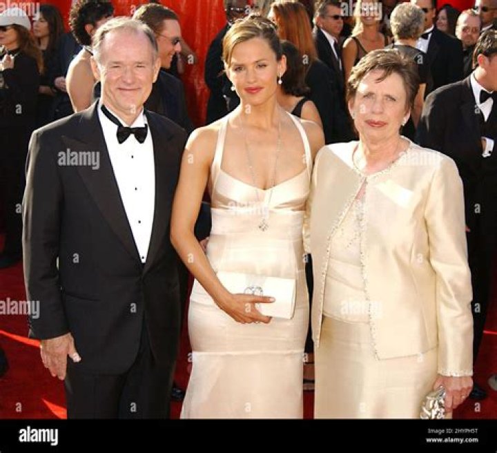 Who are Jennifer Garners Parents? Jennifer Garner Biography, Parents Name and More