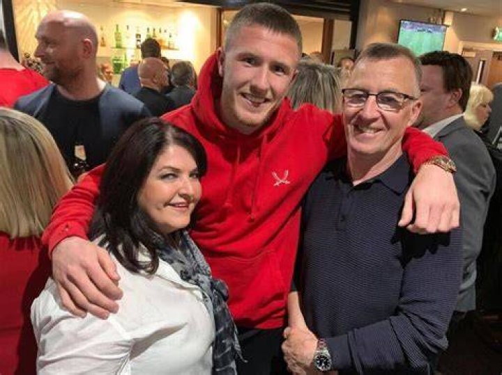 
Who Is John Lundstram Wife? “Scouse John” Trending On Twitter As He Wins Man Of The Match 