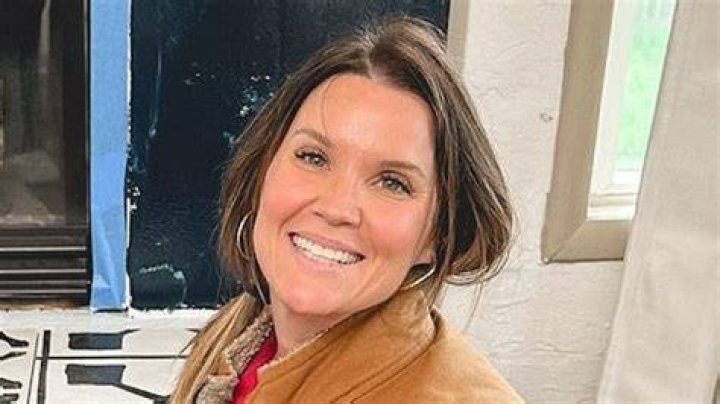
Who Is Leslie Davis From HGTV Farmhouse Fixer? Facts About The Real Estate Agent 