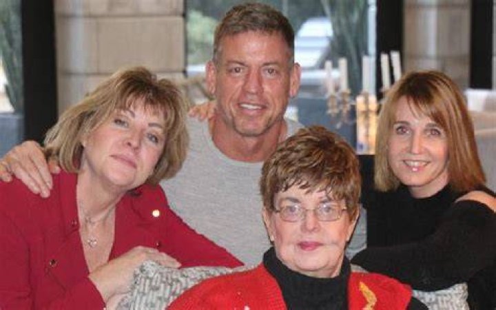 
Who Was Troy Aikman’s Mom? Charlyn Aikman Was A Society Editor And Mother Of Three Kids 